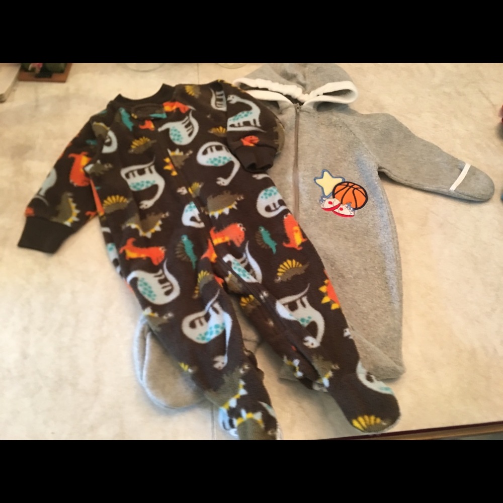 Set of 2 Winter Onesie’s size 6-9 months